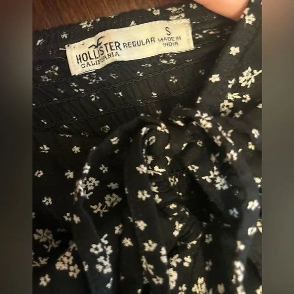 Hollister Black Floral Puff-Sleeve Midi Dress - Picture 2 of 4